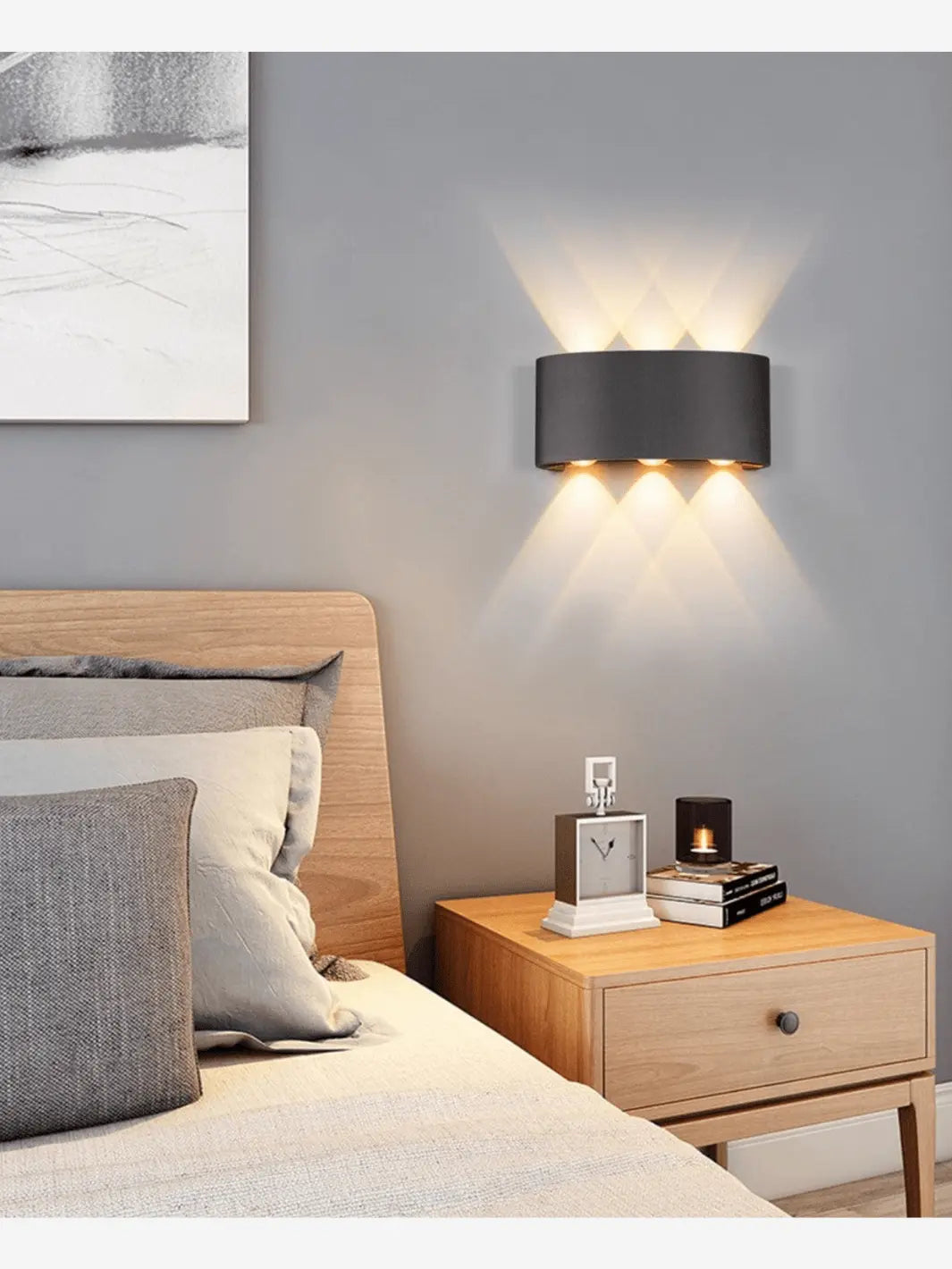 Lampe de chevet murale noir en métal dans une chambre à la décoration scandinave