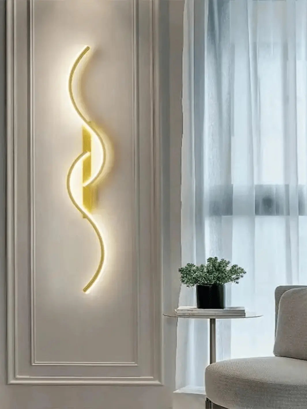 lampe de chevet murale design et moderne couleur or avec led allumee dans une deco moderne et design