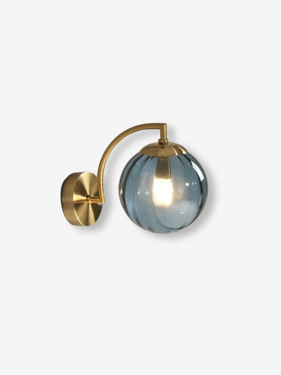 lampe de chevet murale moderne et design avec socle couleur or et bulle lumineuse bleue pastel