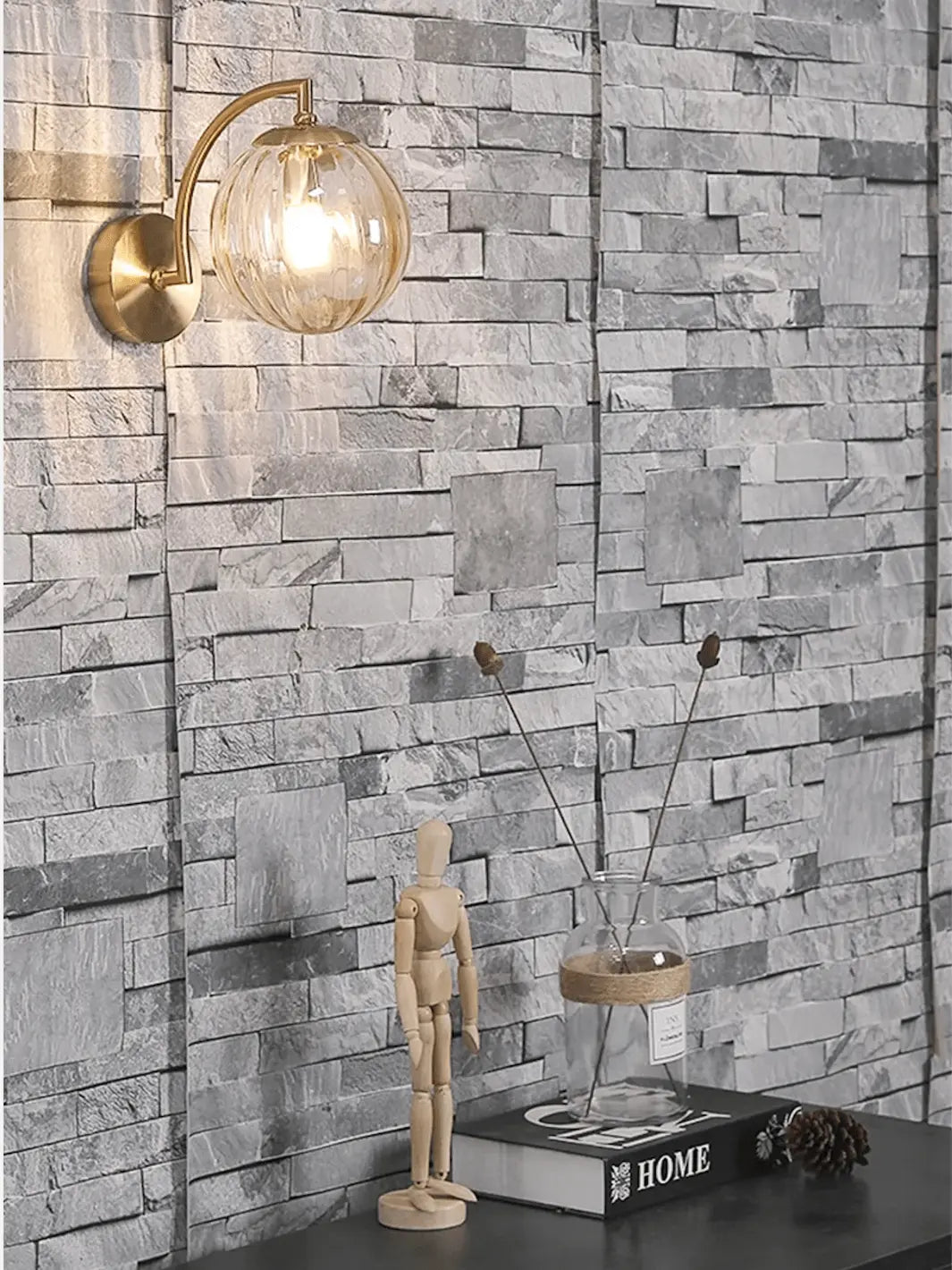 lampe de chevet murale moderne et design avec socle couleur or et bulle lumineuse transparente sur un mur avec une jolie deco autour