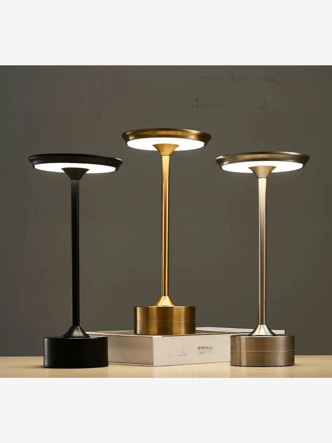 lampes de chevet metal rechargeables sans fil dore argent et noire posee sur une table de chevet en bois