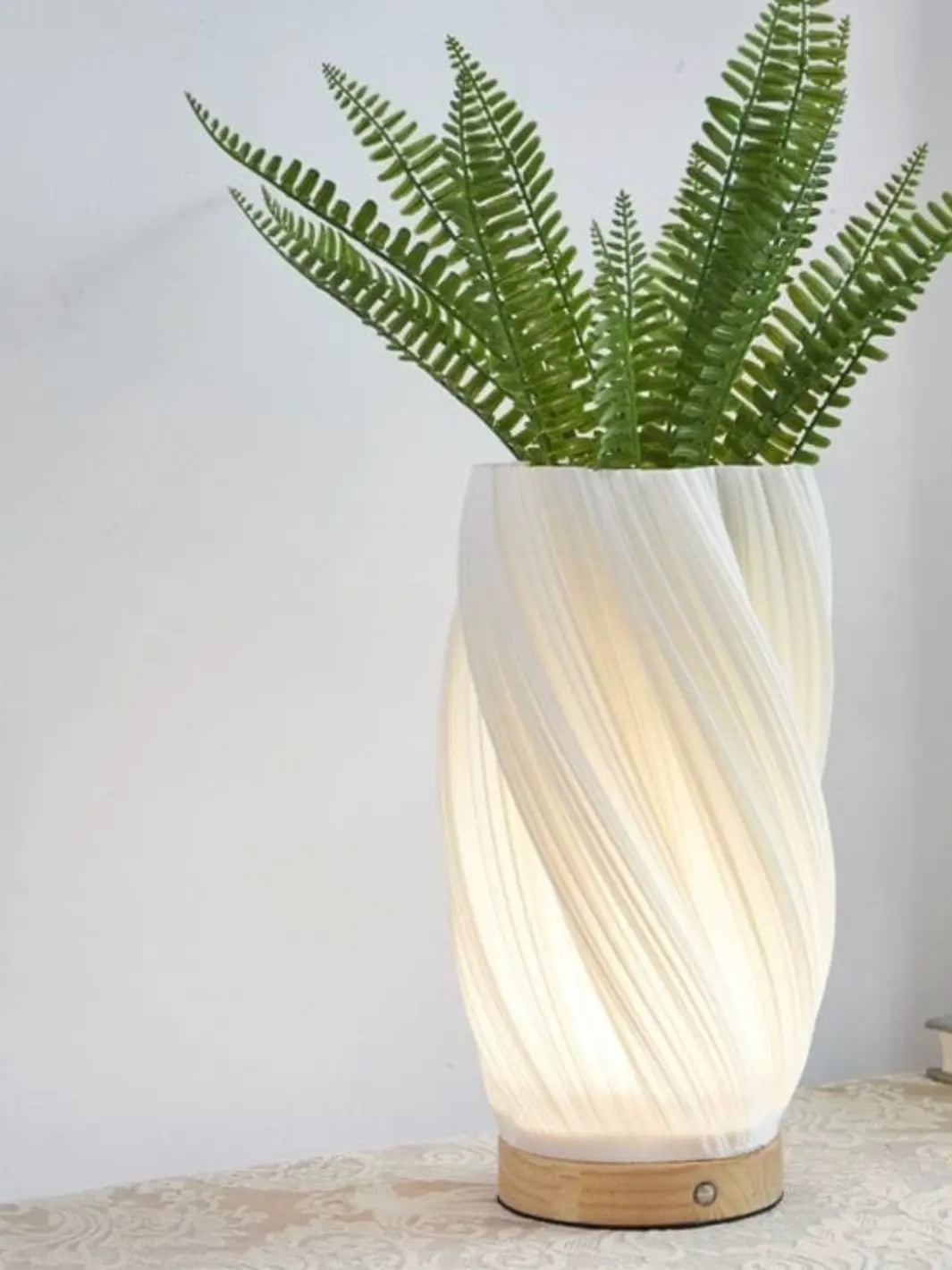 vase lumineux lampe avec plante verte a l interieur tres moderne et design