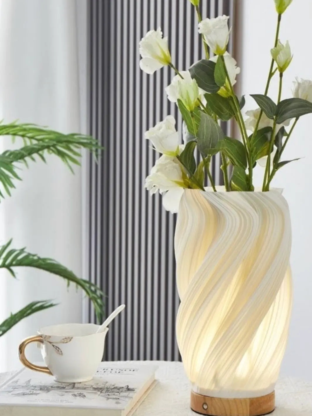 lampe de chevet representant un vase lumineux avec des roses blanches a l interieur tres classe moderne et design