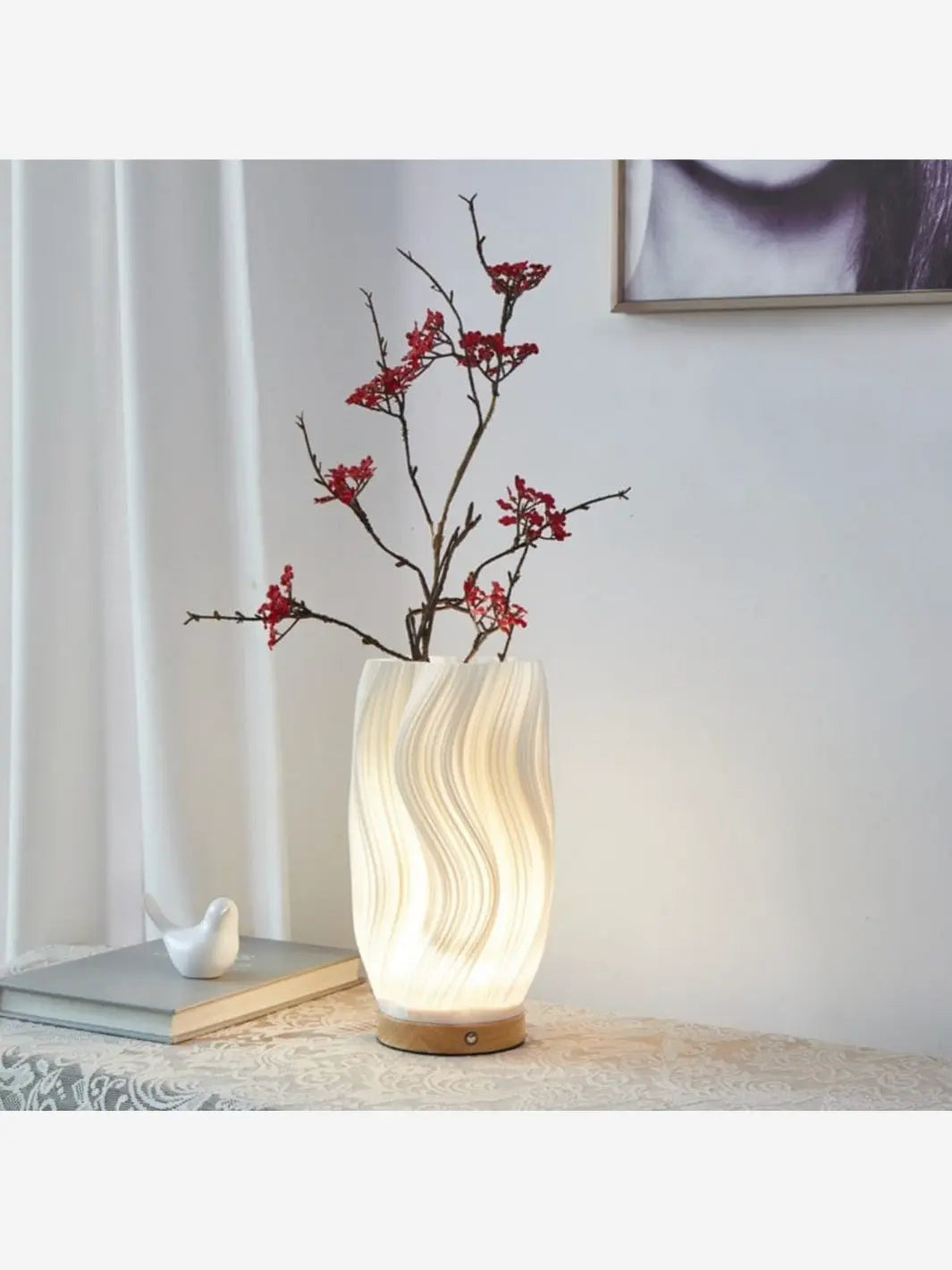 vase lumineux elegant et moderne avec fleurs rouges pose sur une table 
