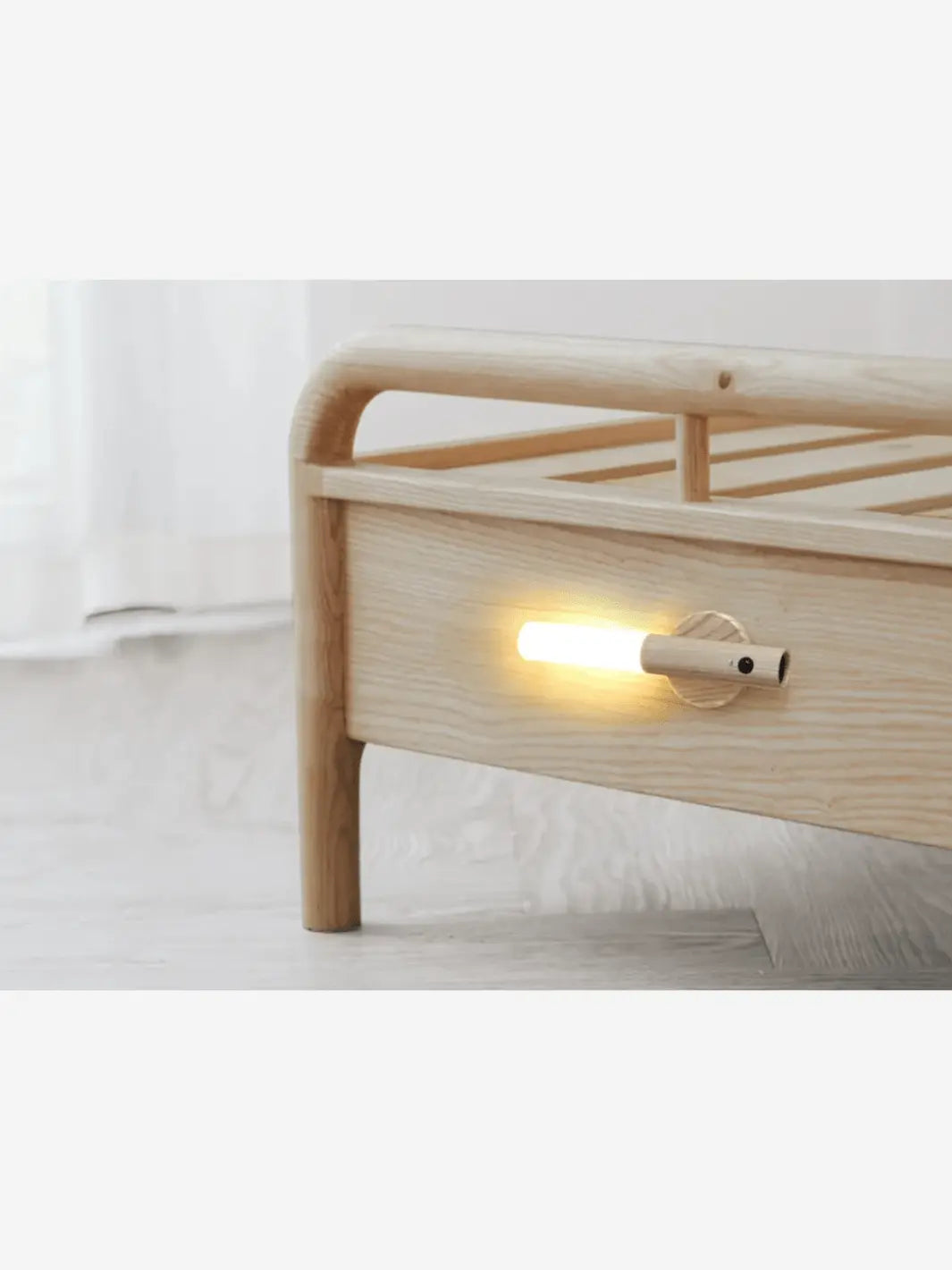 Lampe de chevet sans fil magnétique collé sur un lit pour voir où poser les pieds la nuit