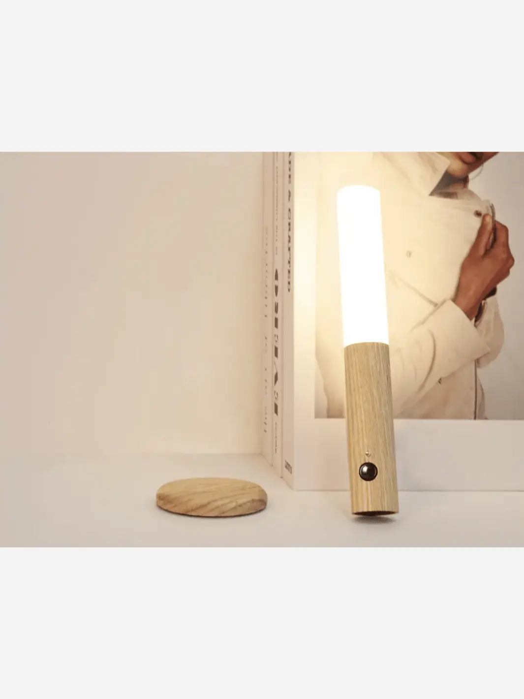 Lampe de chevet sans fil magnétique en bois moderne style scandinave posée sur une table de chevet avec d'autres éléments décoratifs