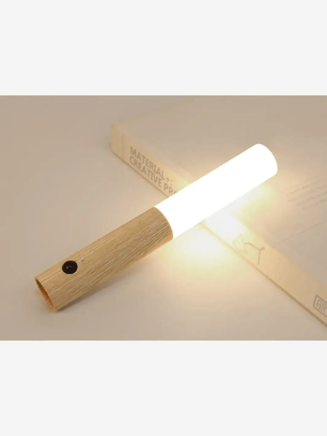 Lampe de chevet magnétique sans fil qui sert de décoration en étant posé sur un livre