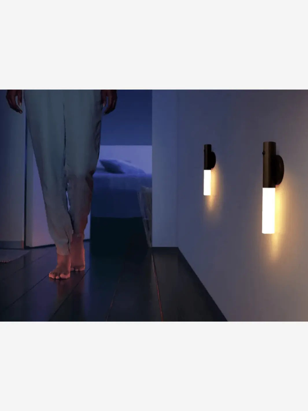 Une femme se déplace grâce à une lampe de chevet sans fil magnétique à LED en toute sécurité