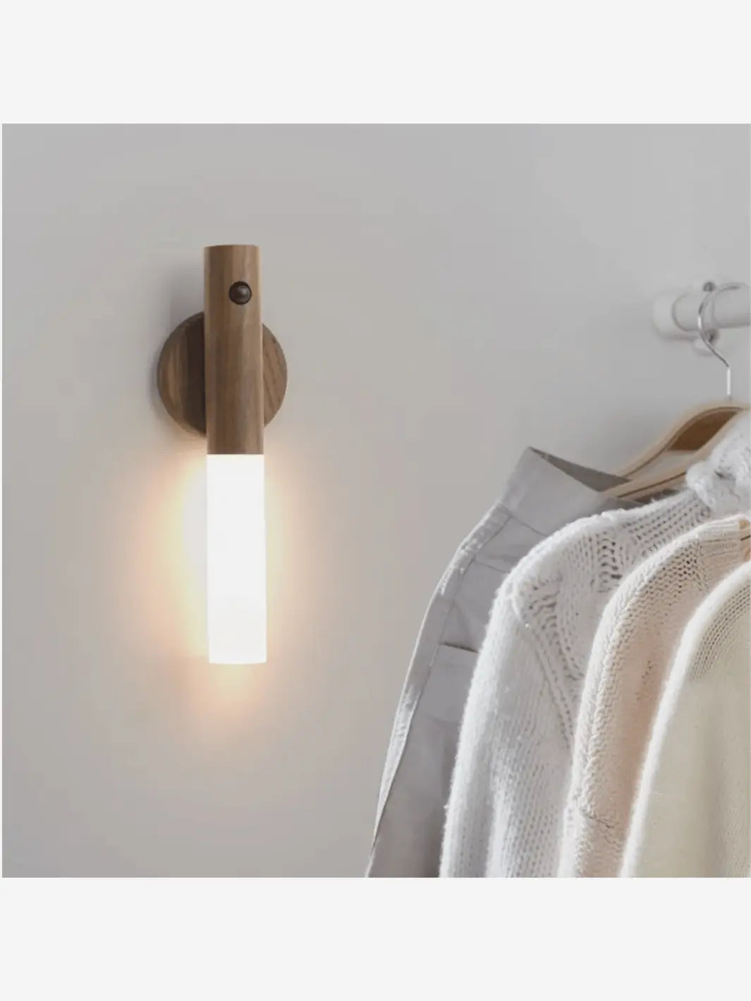 Lampe de chevet sans fil magnétique éclairant des vêtements dans un dressing