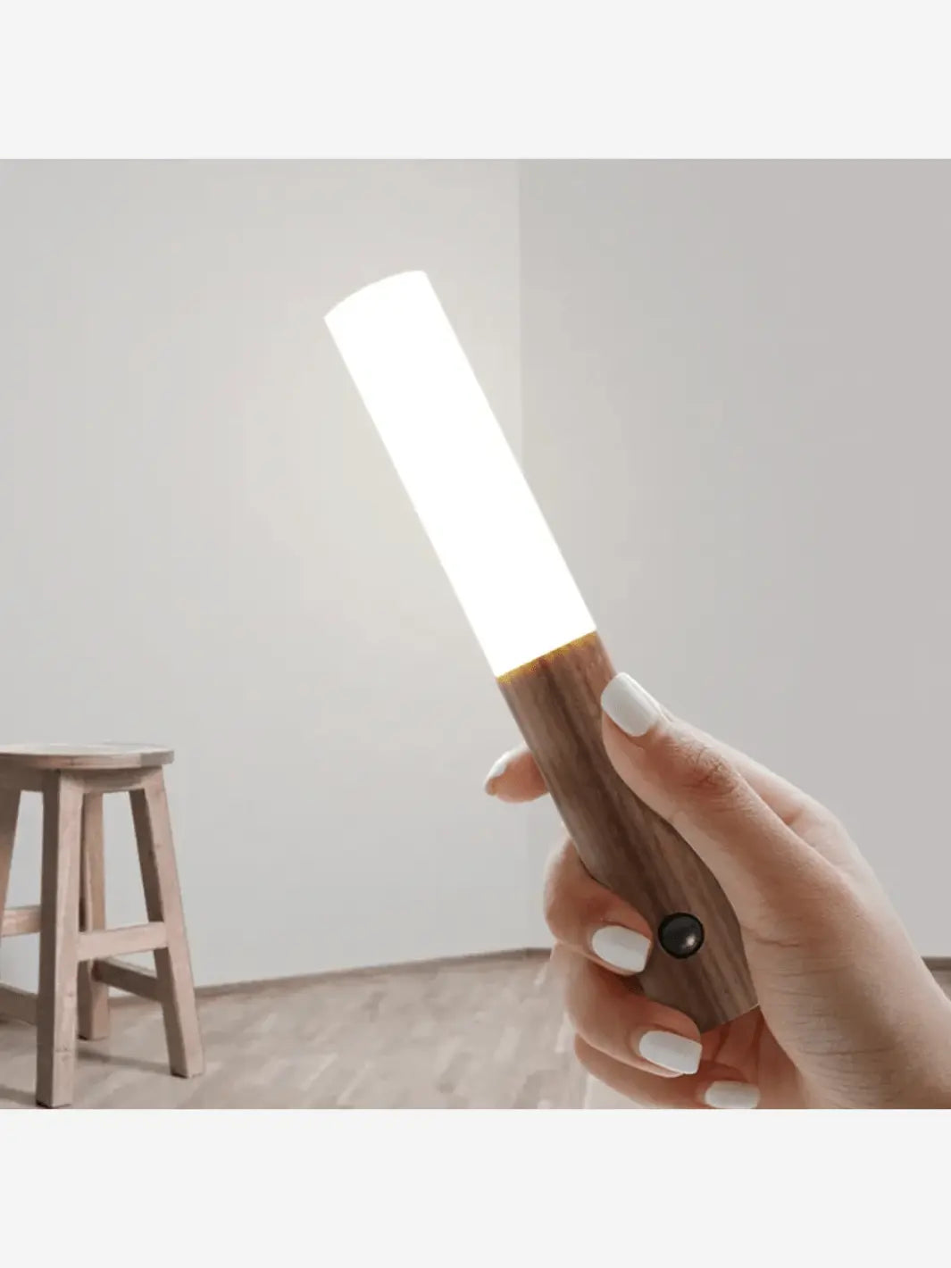 Lampe de chevet sans fil magnétique en bois transportée par une femme pour se déplacer