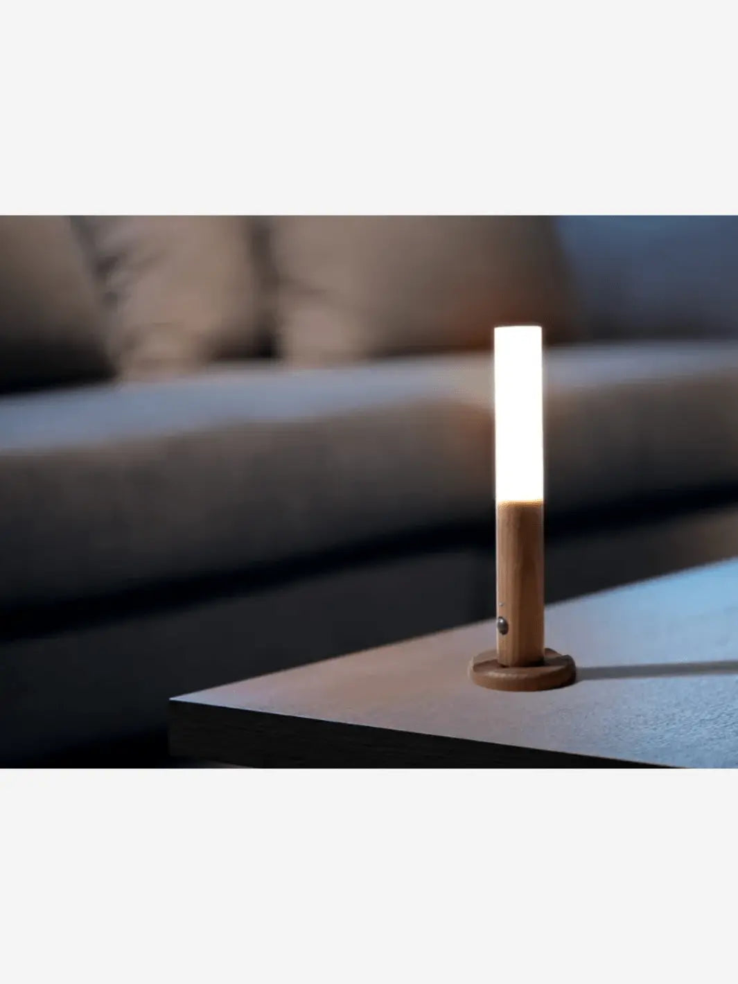Lampe de chevet sans fil magnétique positionnée sur une table dans le salon