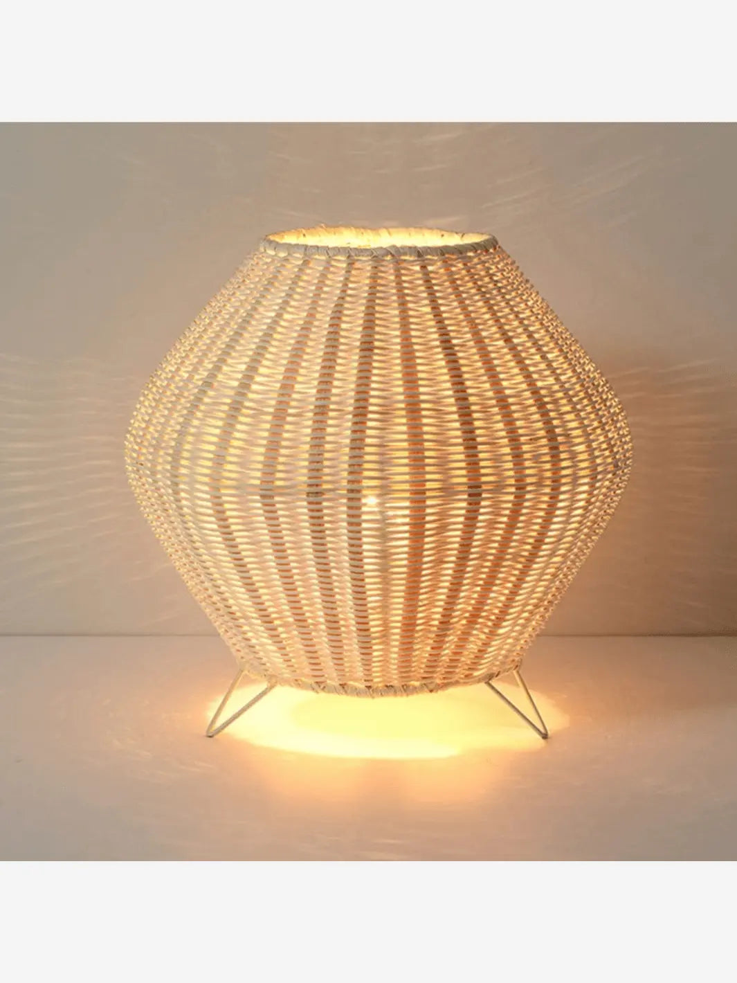 lampe de chevet sur pied en bambou ressemblant a un petit panier en osier cocooning
