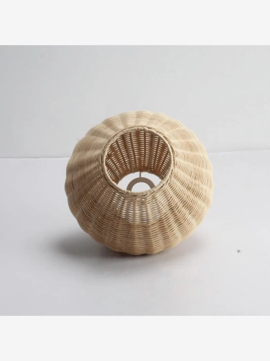 lampe de chevet en osier sur pied beige et cocooning