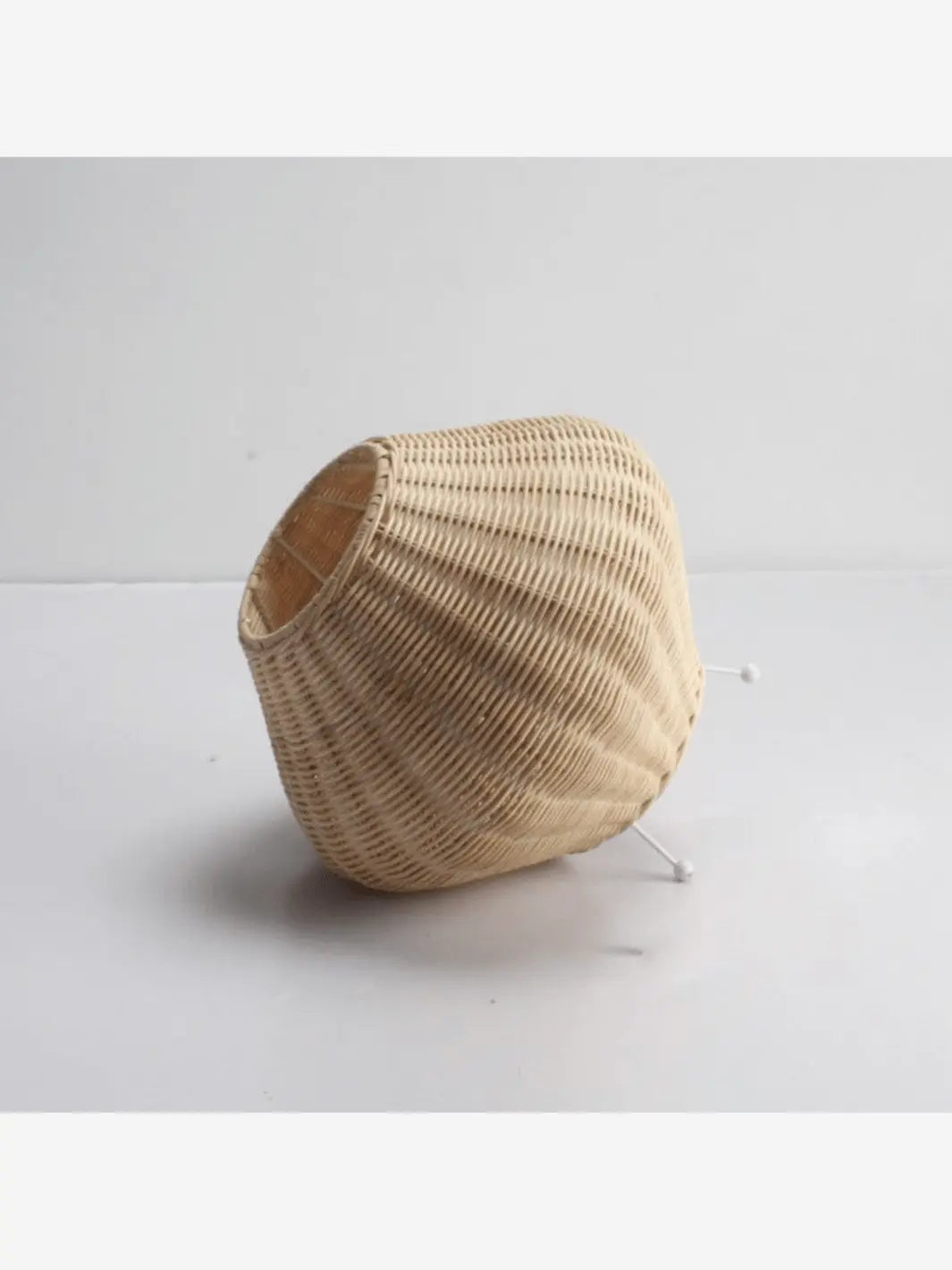 lampe de chevet sur pied en osier penchee sur le cote