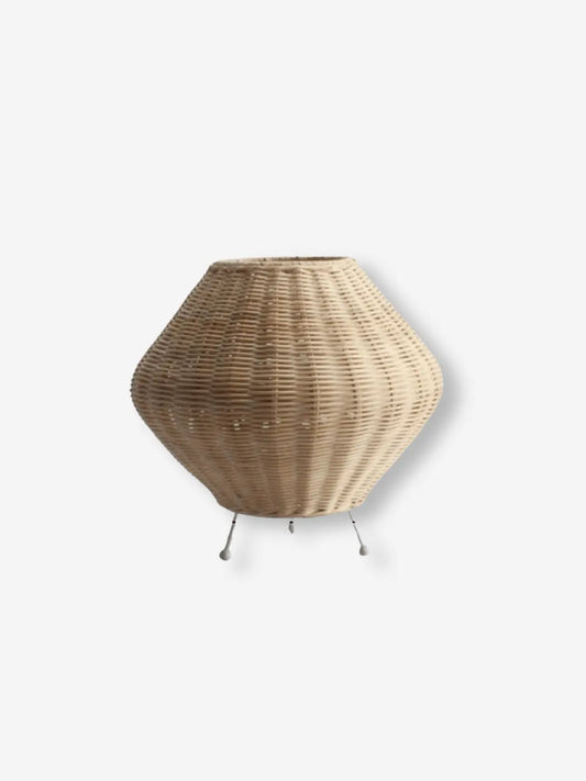 lampe de chevet sur pied en bambou representant un panier tres joli