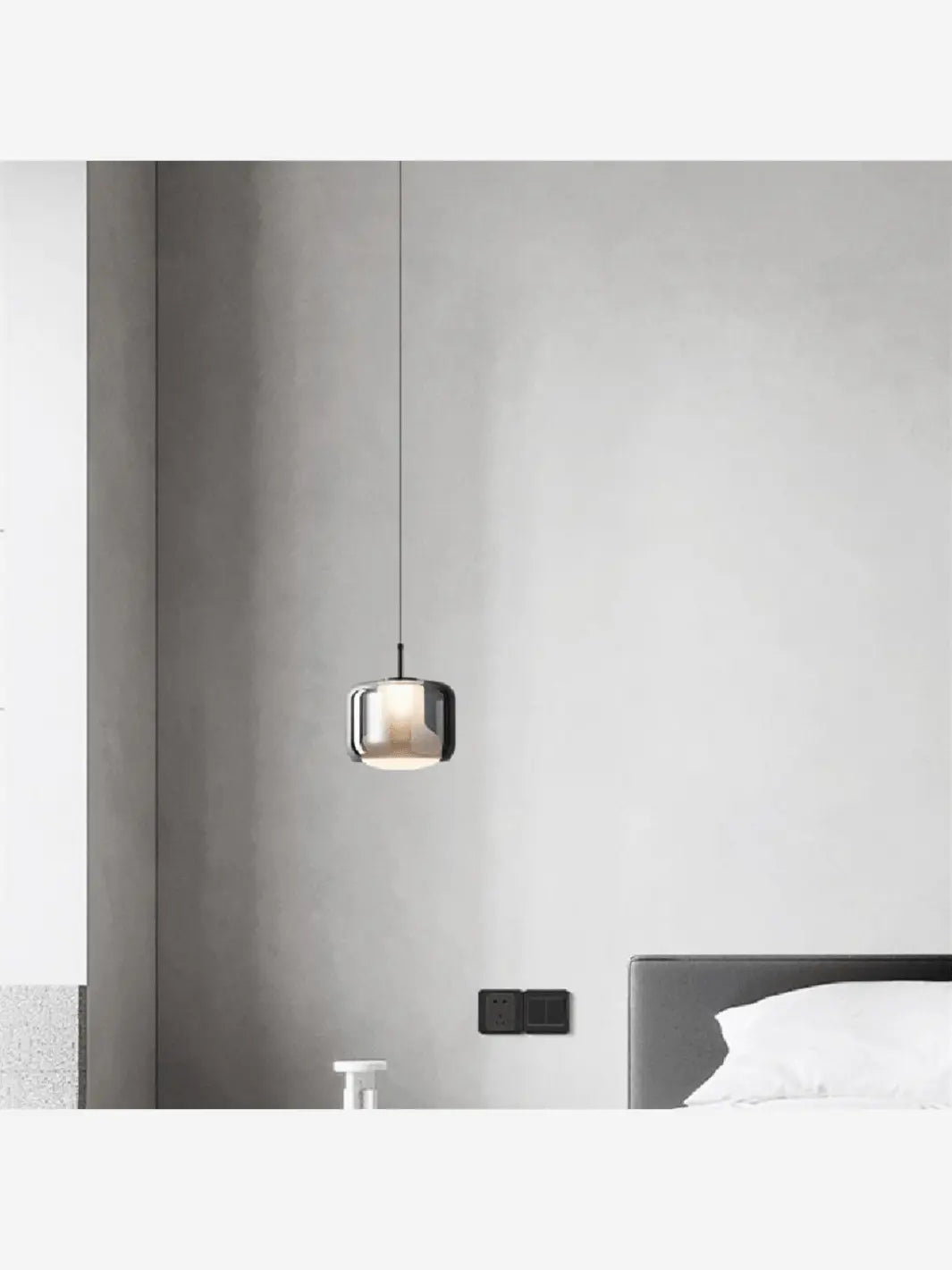 Lampe de chevet en argent petit modèle dans une chambre