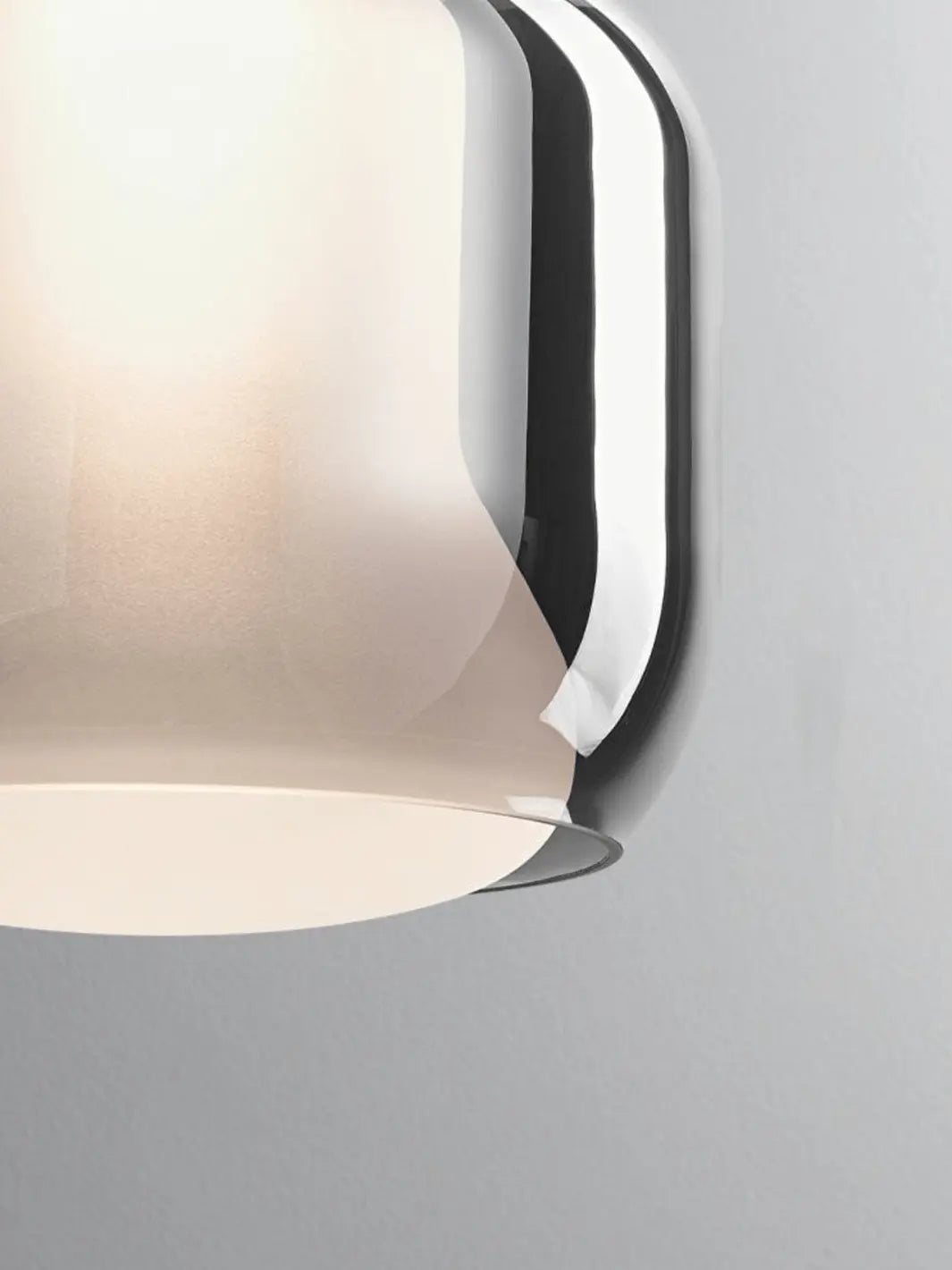 Finition d'une lampe de chevet suspendue en argent