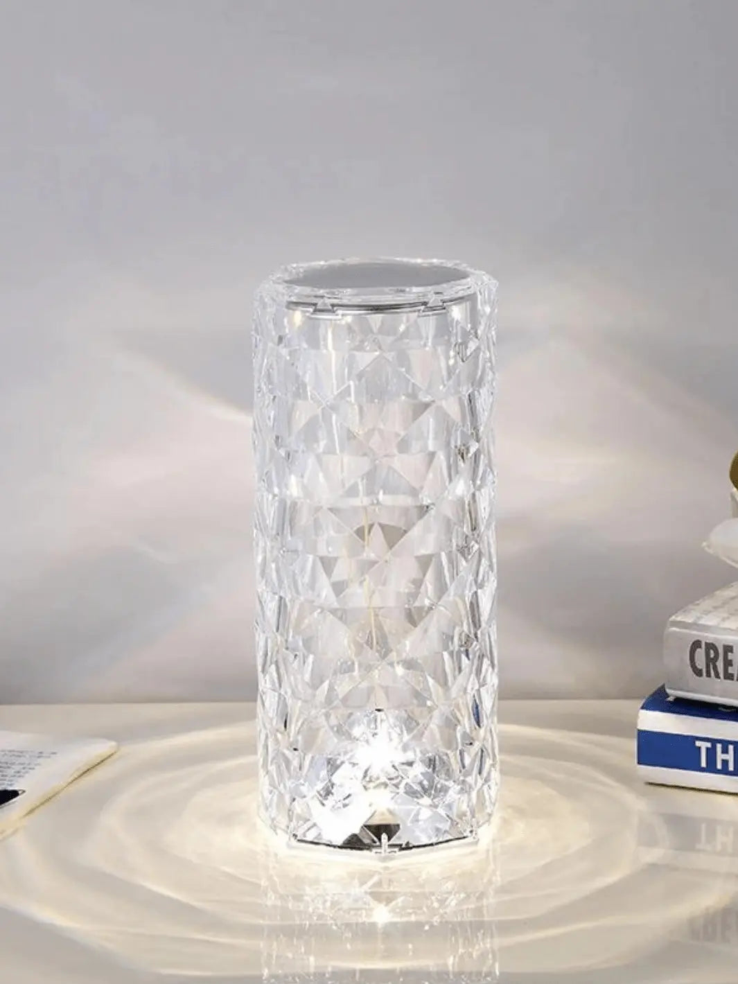 lampe de chevet cristal usb qui s allume en blanc dont le reflet represente des roses posee sur une table de chevet 