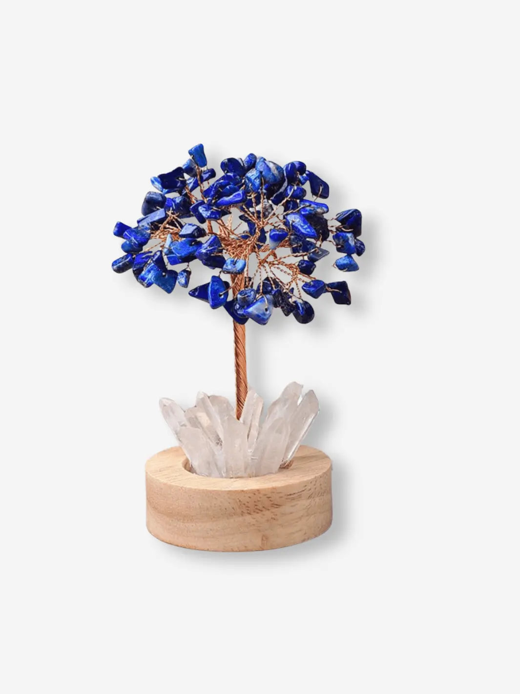 lampe de chevet usb representant un arbre avec des pierres precieuses bleues mauve foncees et a son pied des cristaux transparents dans un petit socle en bois