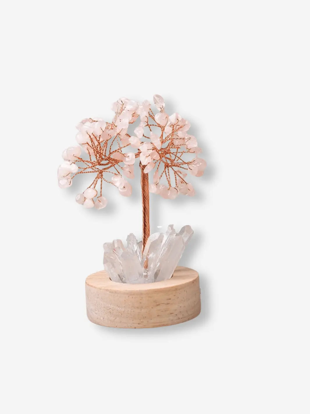 lampe de chevet usb representant un arbre avec des pierres precieuses rose pale et a son pied des cristaux transparents dans un petit socle en bois