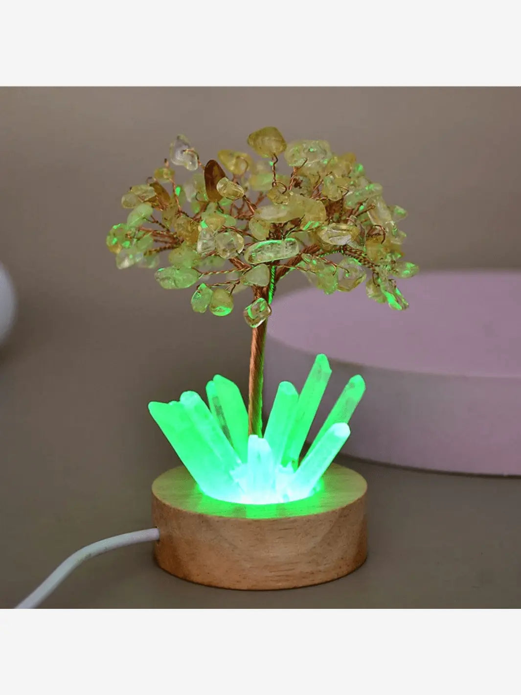 lampe de chevet usb representant un arbre avec des pierres precieuses vertes et a son pied des cristaux transparents qui s illuminent dans un petit socle en bois