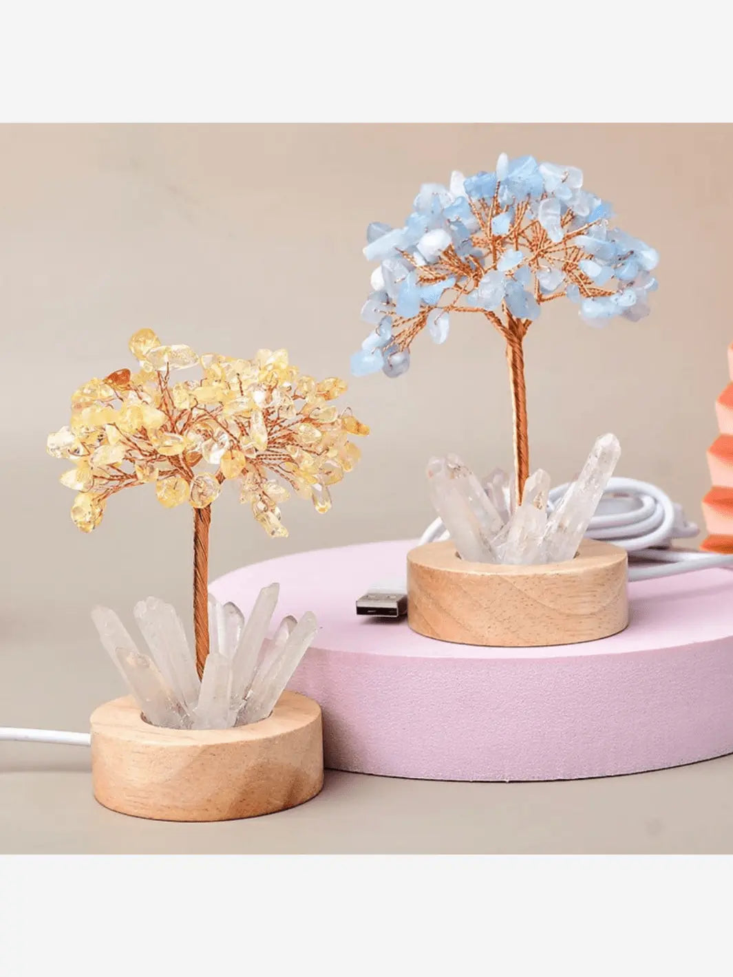 lampe de chevet usb representant un arbre avec des pierres precieuses bleues ciel et jaune miel et a son pied des cristaux transparents dans un petit socle en bois