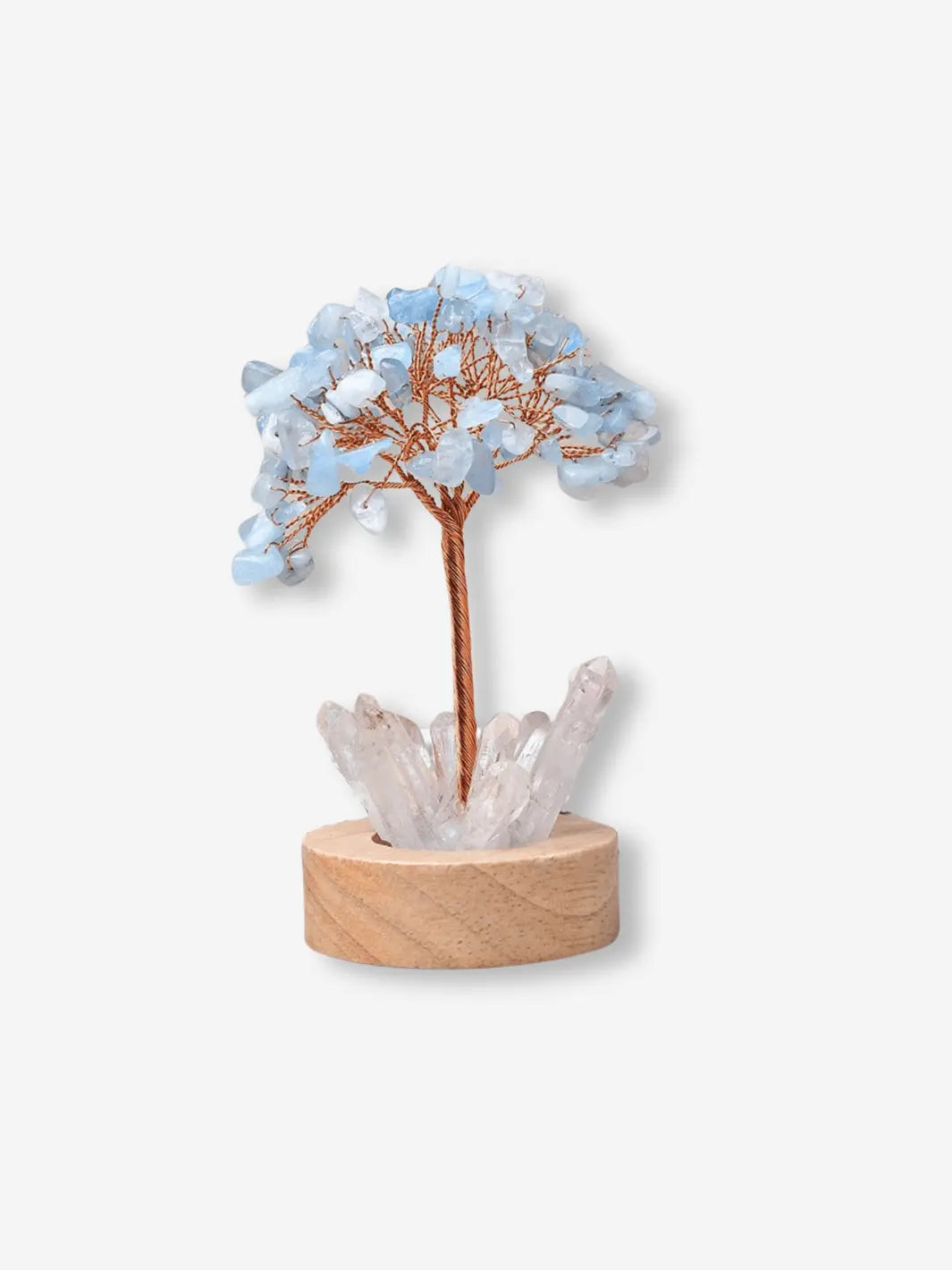 lampe de chevet usb representant un arbre avec des pierres precieuses bleues et a son pied des cristaux transparents dans un petit socle en bois