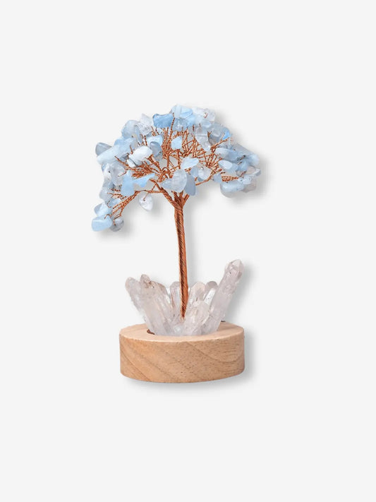 lampe de chevet usb representant un arbre avec des pierres precieuses bleues et a son pied des cristaux transparents dans un petit socle en bois