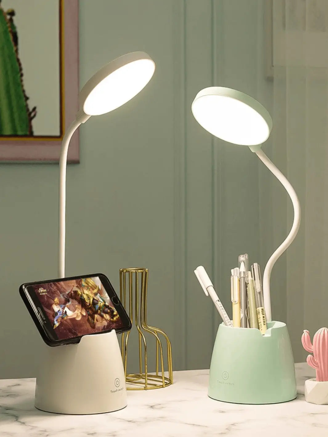 lampe de chevet pour enfant usb faisant egalement porte stylo ou porte telephone