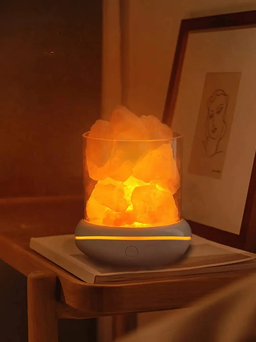lampe de sel de l himalaya blanche avec cristaux de sel rose usb dans un decor zen