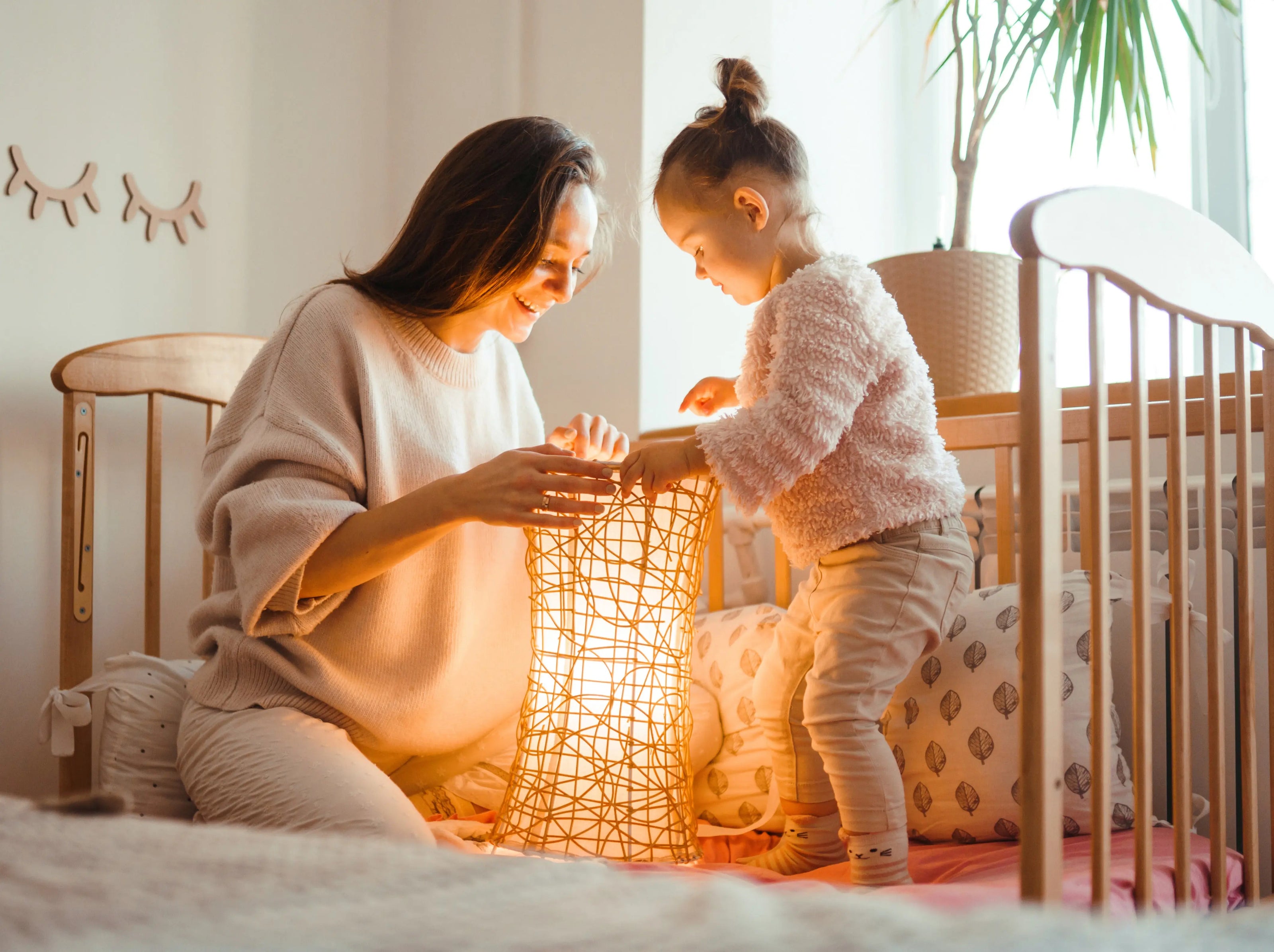 Une femme et sa fille découvrent une lampe de chevet lueur nocturne et elles sont heureuse