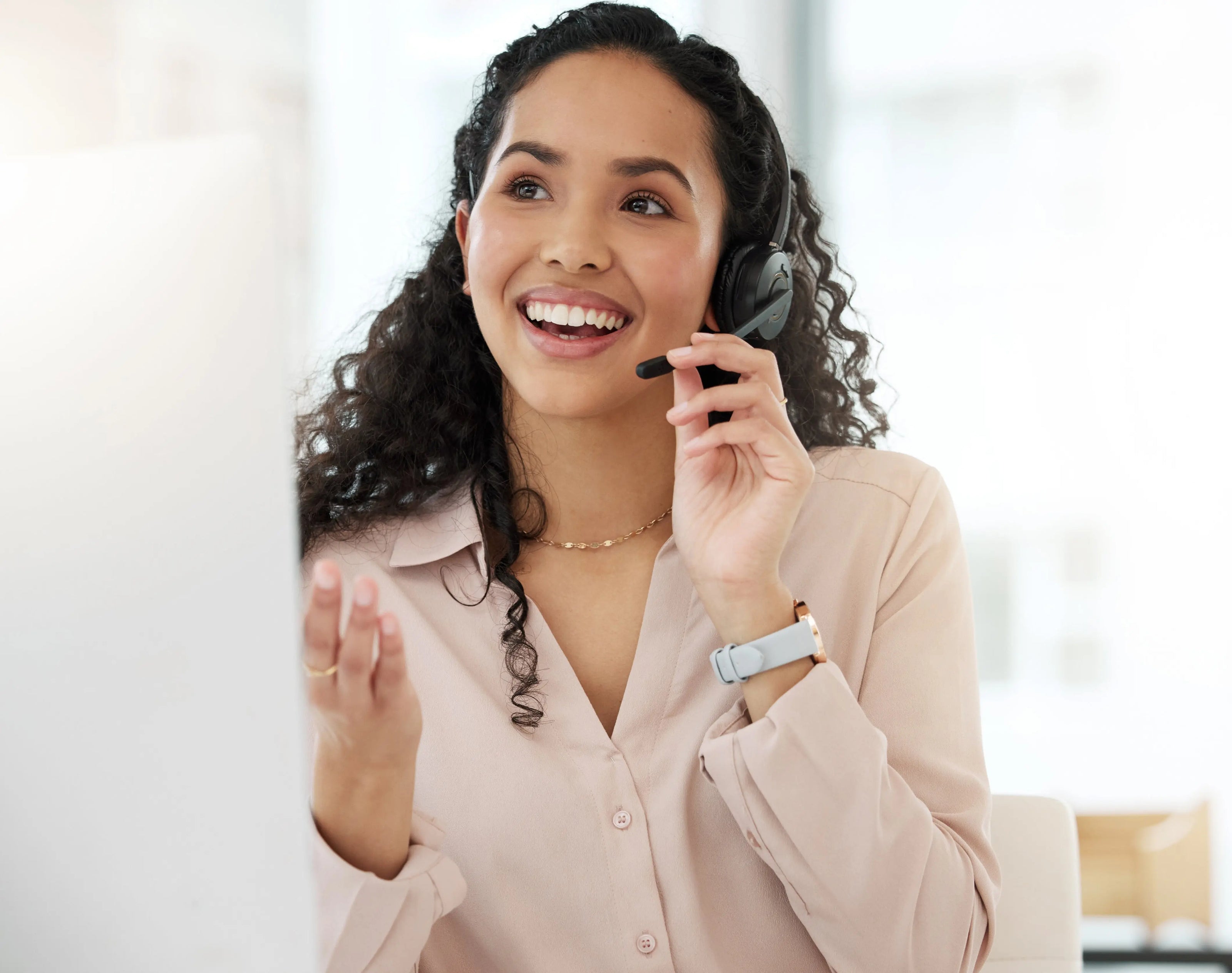 une femme du service client lueur nocturne répond au téléphone